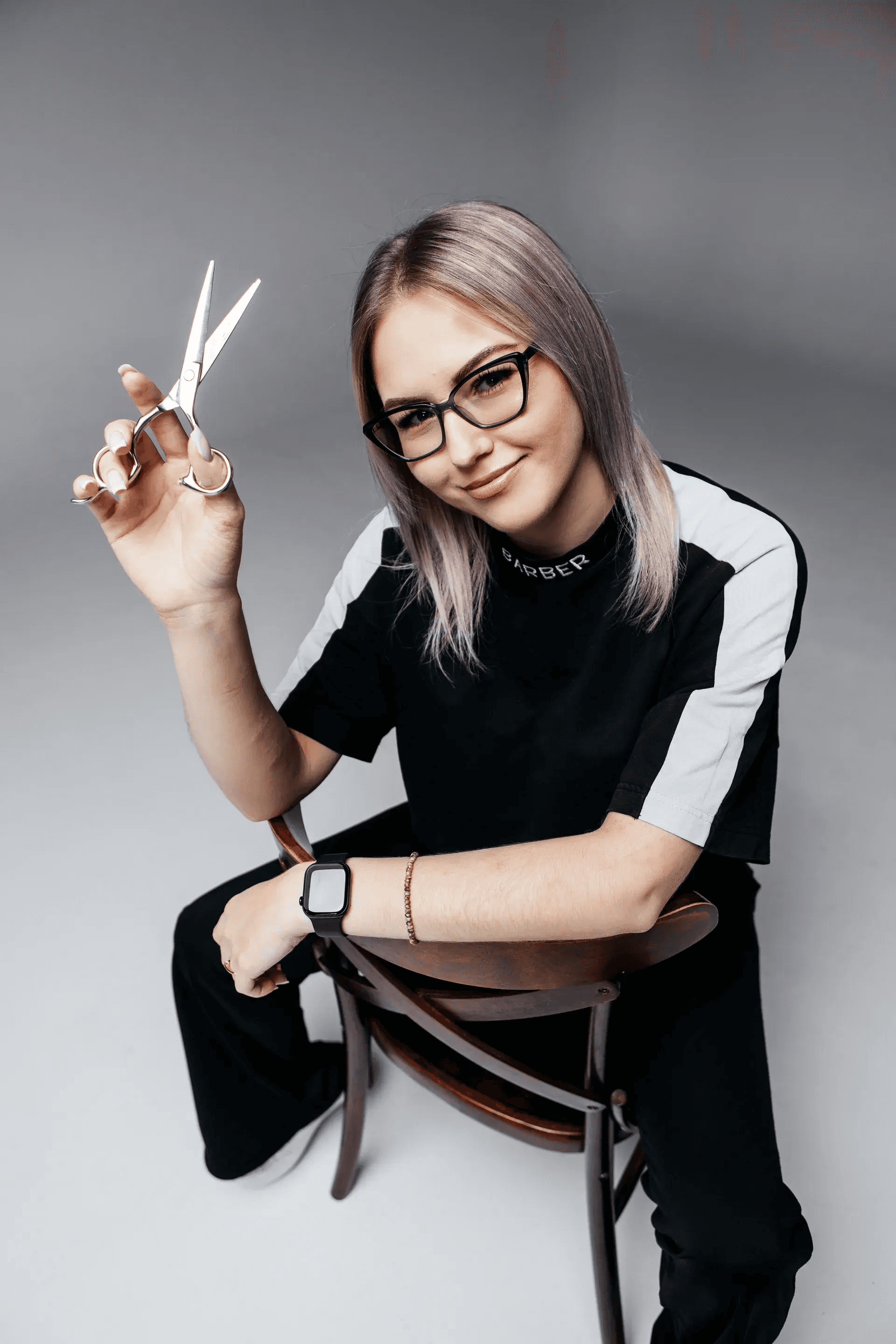 Барбер OPEN готовит инструменты к стрижке