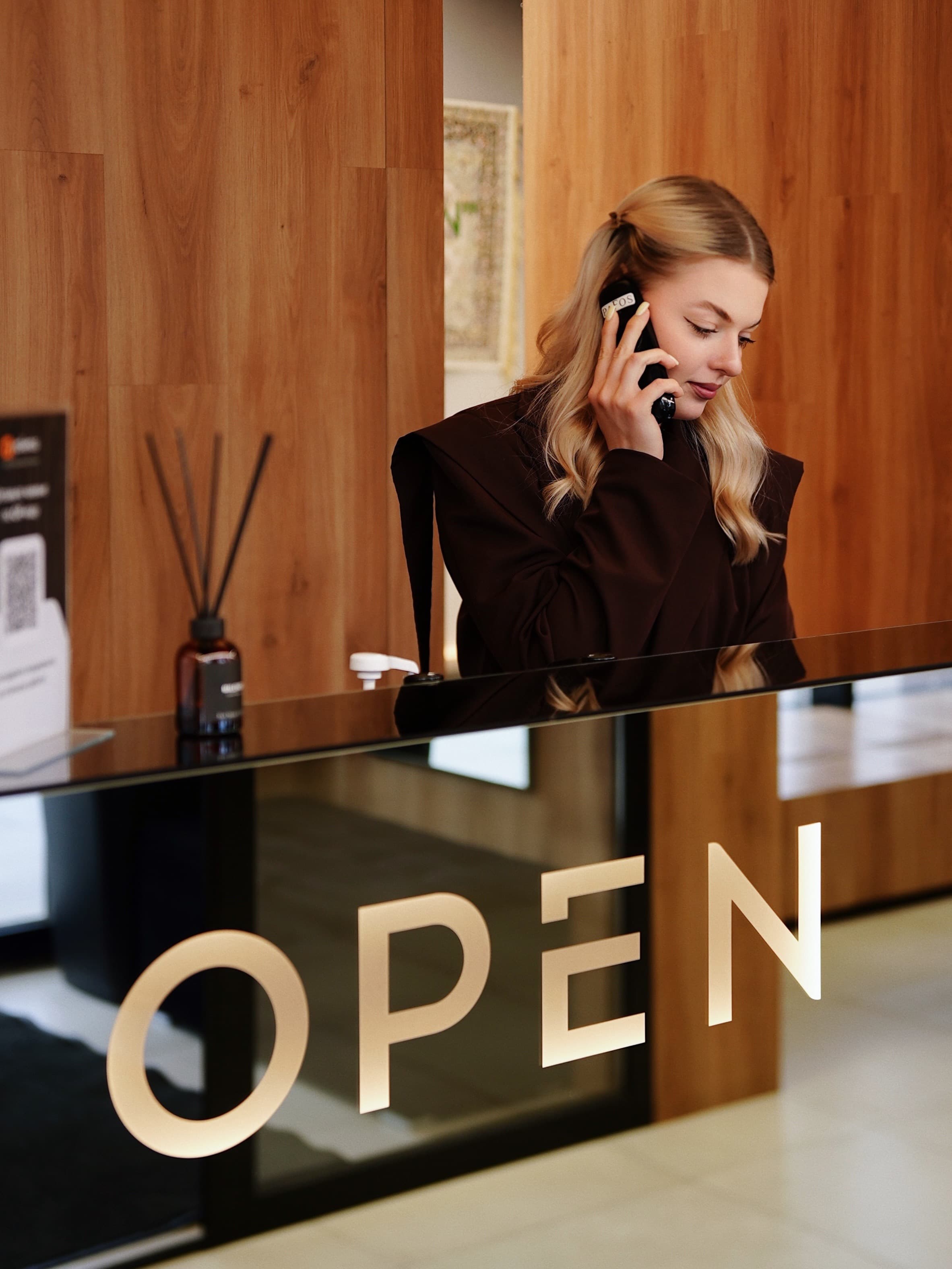 Надпись OPEN на стойке ресепшена в барбершопе